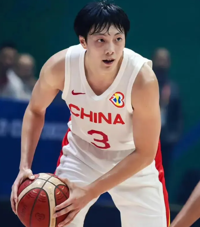 Leyu Sports-中国男篮12人大名单预测！胡明轩领衔徐昕入选，庞峥麟首亮相